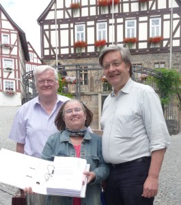 buergerbeg-listenuebergabe Initiatoren vor dem Rathaus